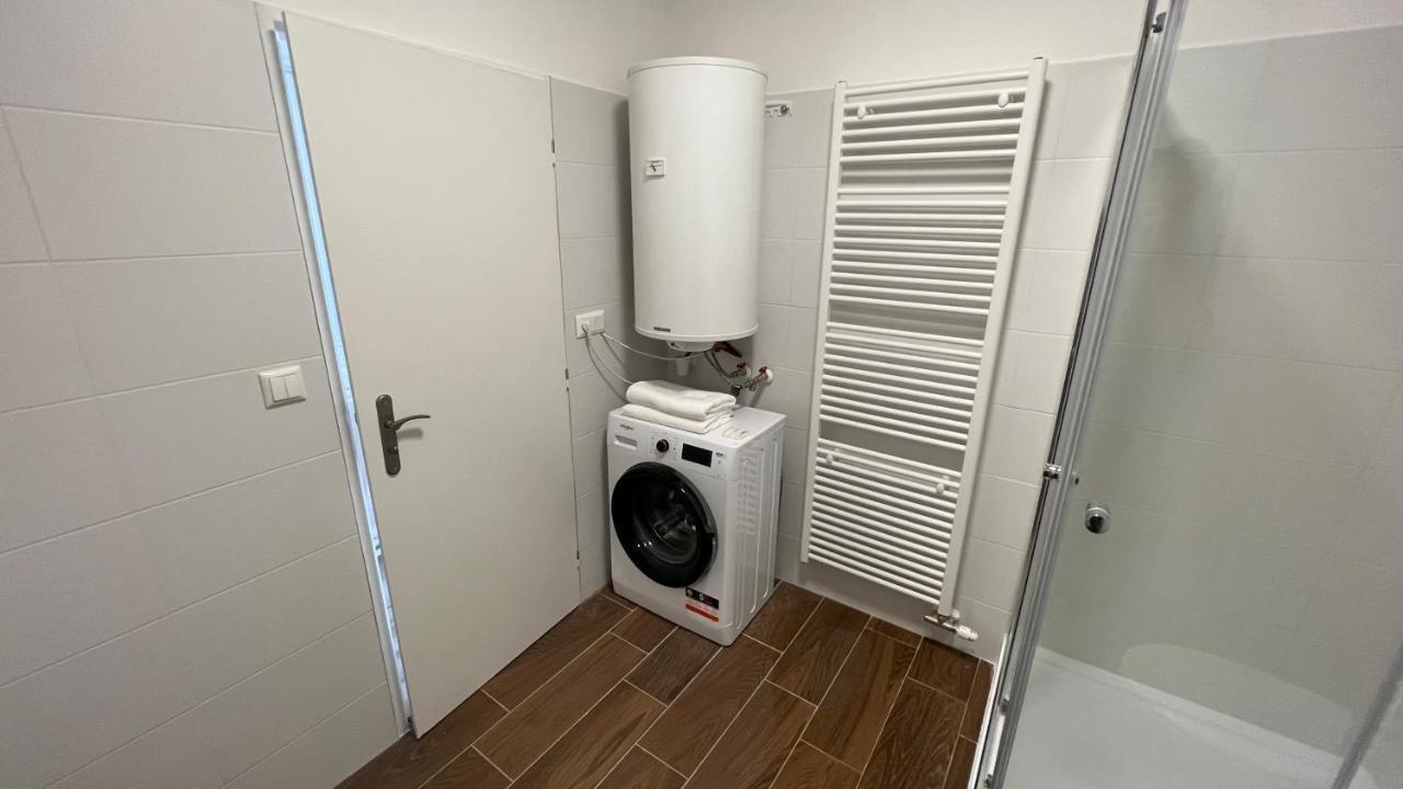 Liptovský Mikuláš 2 Room Apartment With Balcony מראה חיצוני תמונה