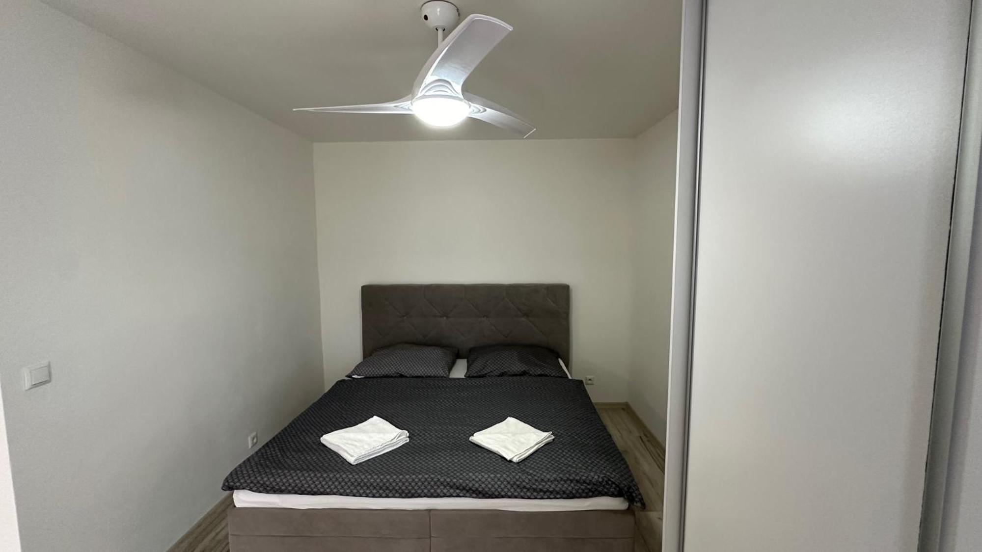Liptovský Mikuláš 2 Room Apartment With Balcony מראה חיצוני תמונה